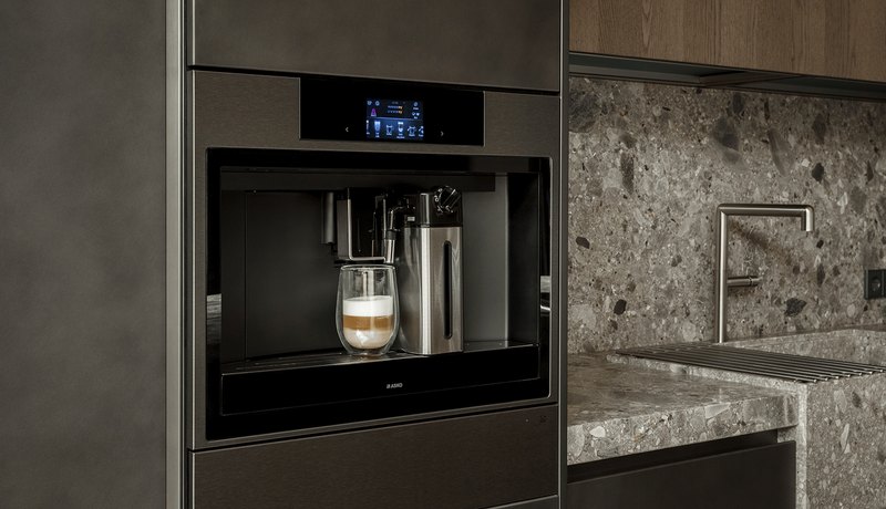Ingebouwde koffiemachine in een moderne keuken