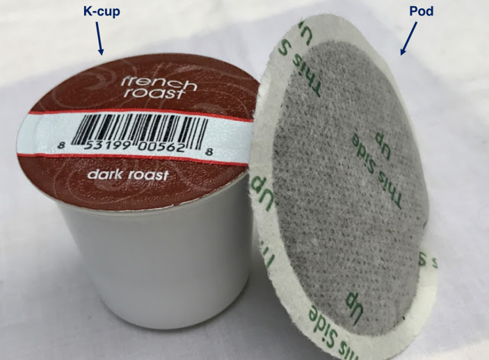 biologische afbreekbare koffiepads naast traditionele koffiecapsules.