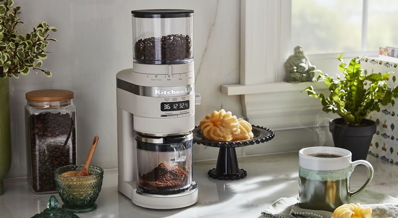 Vergelijking van een elektrische koffiemolen in actie en de gemalen koffie.