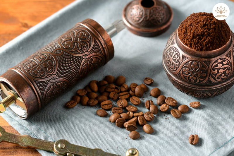 Maal de koffiebonen zo fijn mogelijk