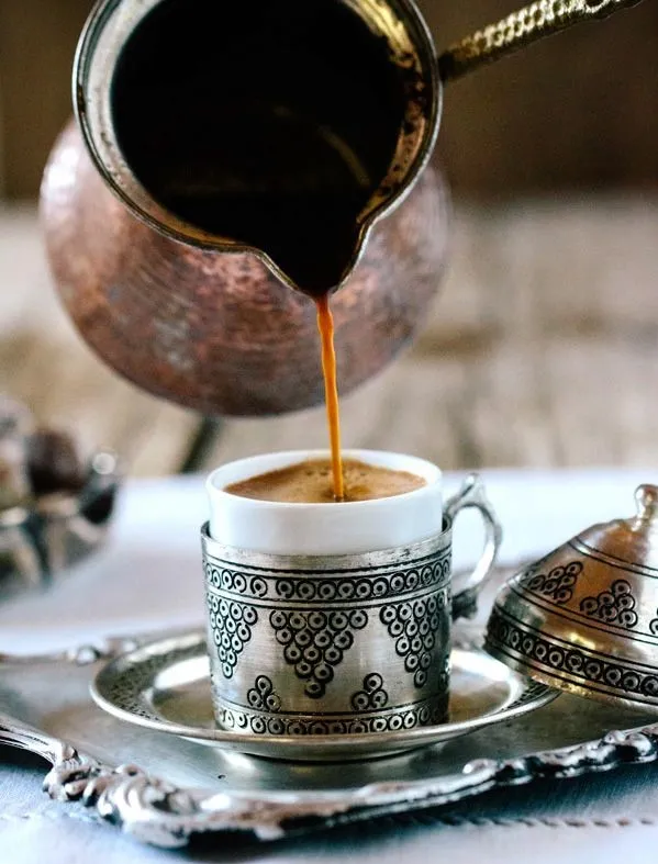 schenk je deze voorzichtig in kleine espressokopjes
