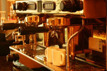 Een vintage foto van een vroege espressomachine of een historisch Italiaans café.