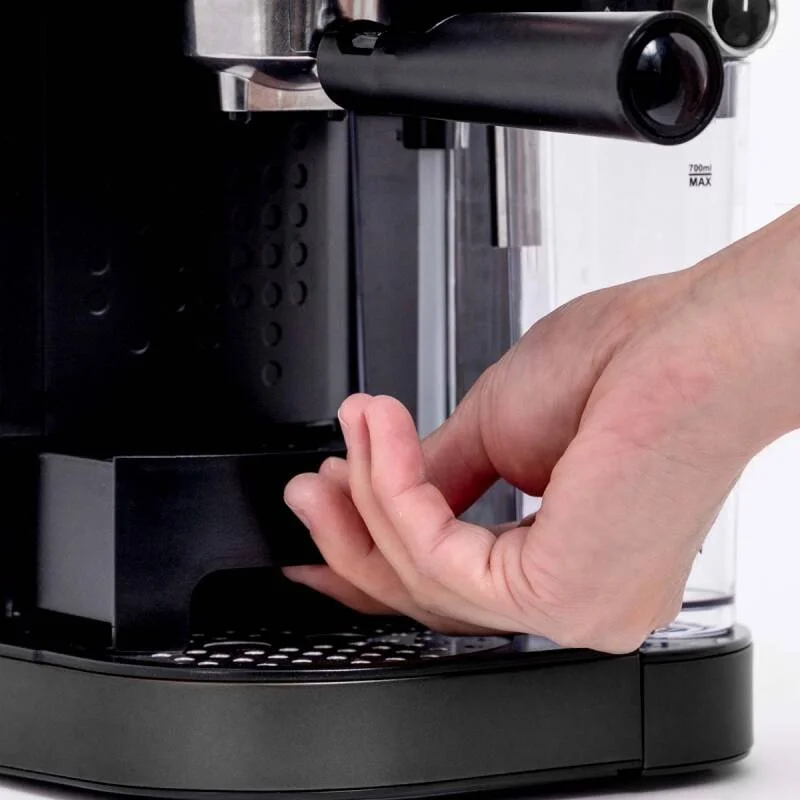 BluMill koffiemachine iemand die de afruiprek eruit haalt