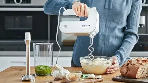 Deeg kneden met handmixer