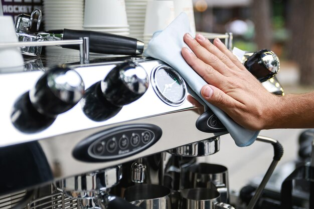 Stap voor Stap Schoonmaakinstructies voor Kleine Koffiemachines