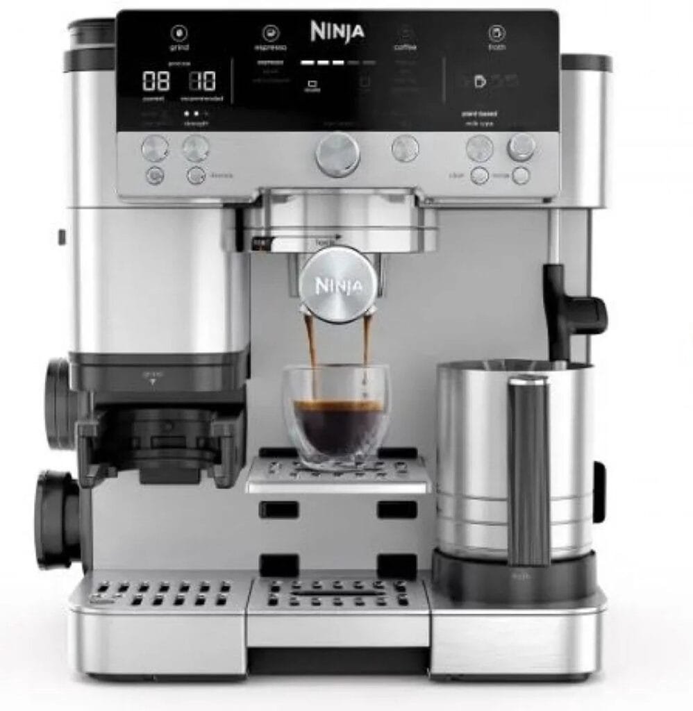 Close-ups van de machine in gebruik (zoals een espresso die wordt gezet of melk die wordt opgeschuimd).