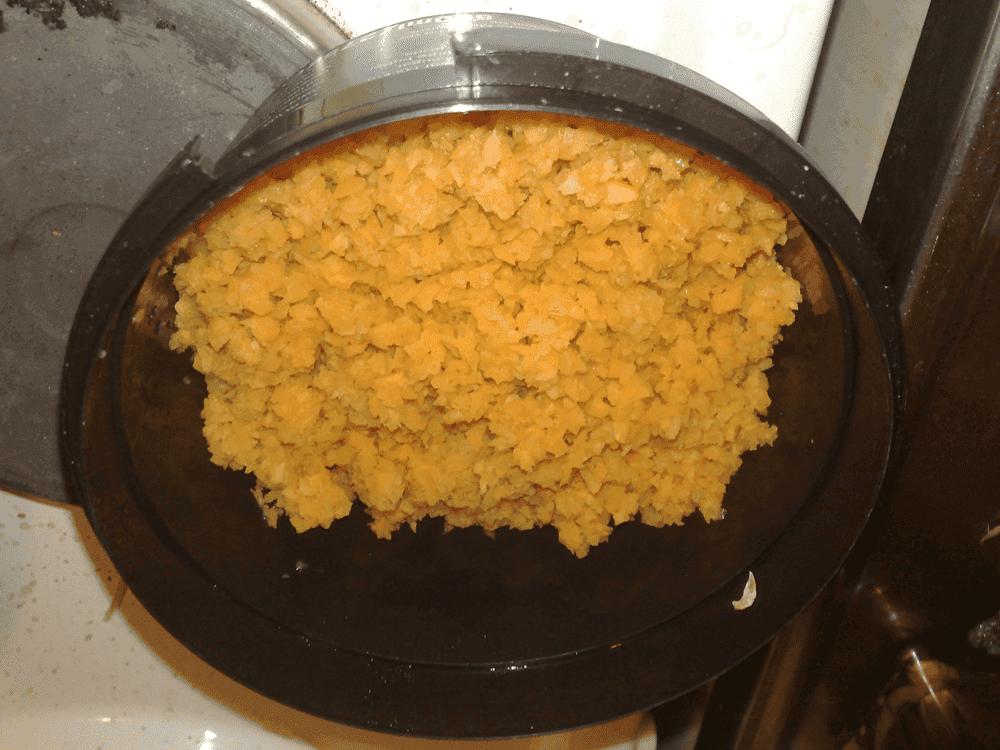 Wortels toevoegen aan Mexicaans eten in een foodprocessor