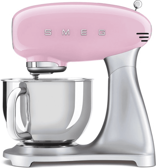 SMEG SMF02PKEU keukenmachine in pastelroze met jaren 50 retro design op wit keukeneiland met vintage accessories